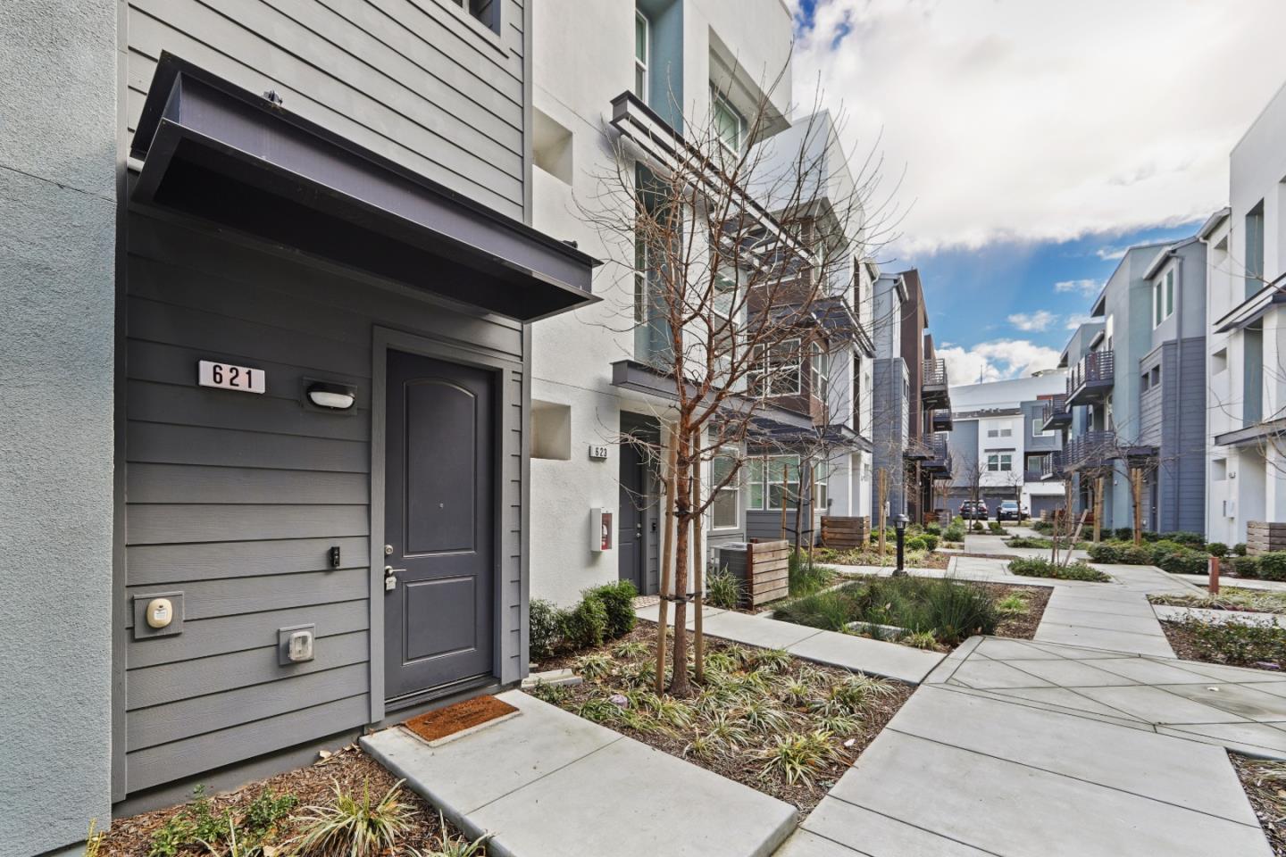 Detail Gallery Image 3 of 41 For 621 Clover Cir, Milpitas,  CA 95035 - 2 Beds | 2 Baths