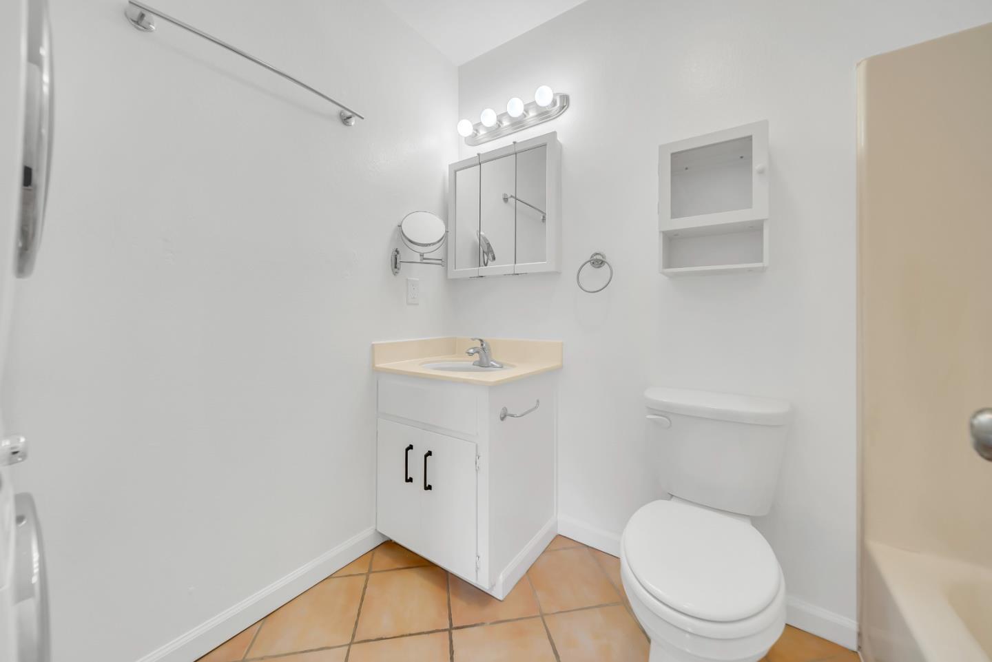 Detail Gallery Image 11 of 24 For 25090 Copa Del Oro Dr #202,  Hayward,  CA 94545 - 1 Beds | 1 Baths