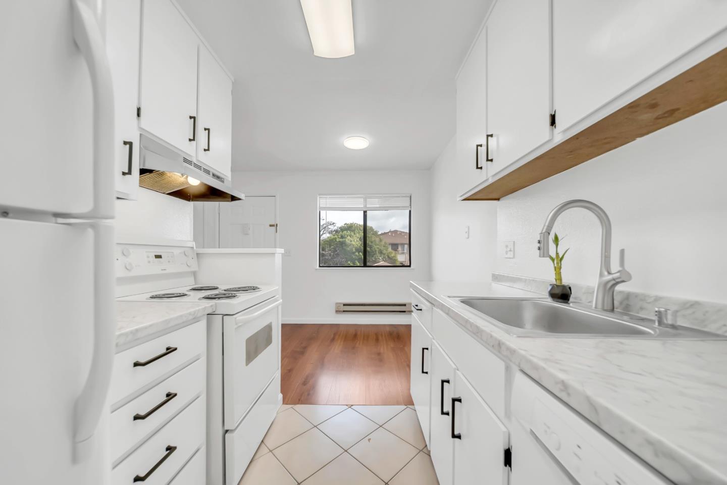 Detail Gallery Image 4 of 24 For 25090 Copa Del Oro Dr #202,  Hayward,  CA 94545 - 1 Beds | 1 Baths