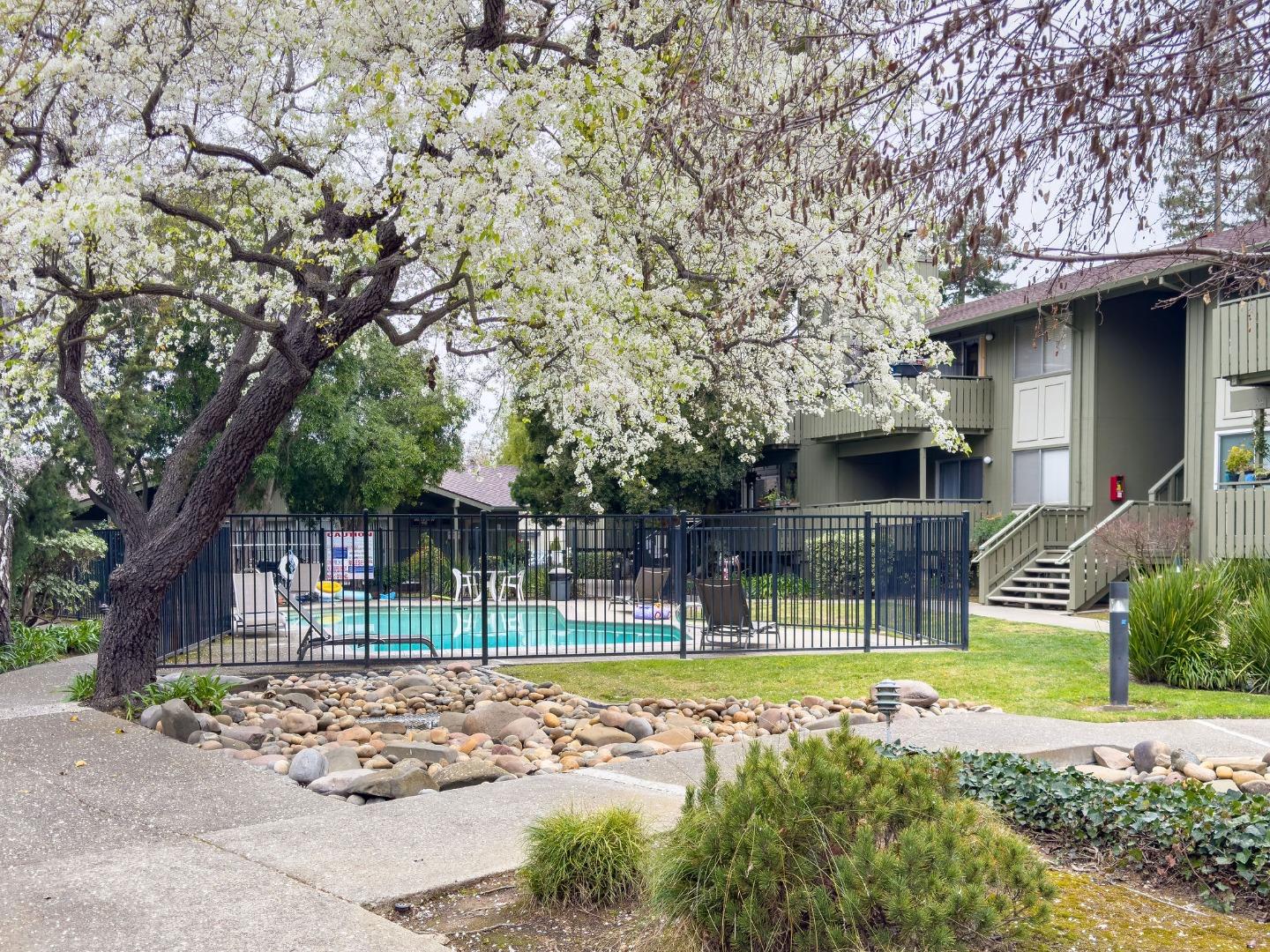 Detail Gallery Image 25 of 32 For 50 E Middlefield Rd #17,  Mountain View,  CA 94043 - 1 Beds | 1 Baths