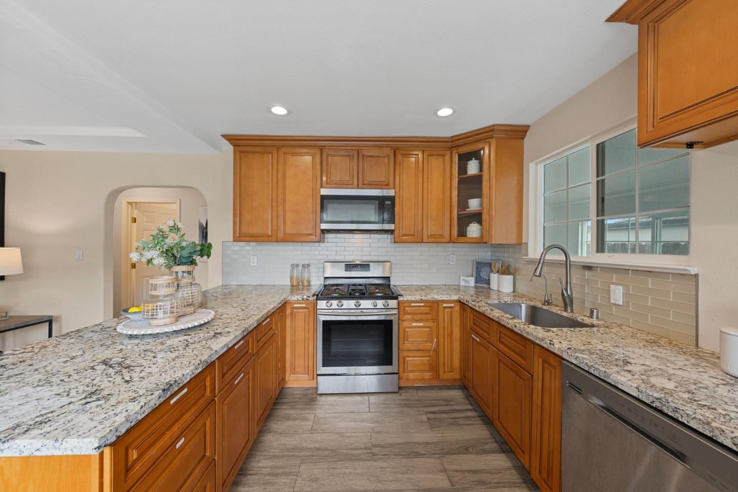 Detail Gallery Image 10 of 65 For 2301 Poplar Ave, East Palo Alto,  CA 94303 - 7 Beds | 4 Baths