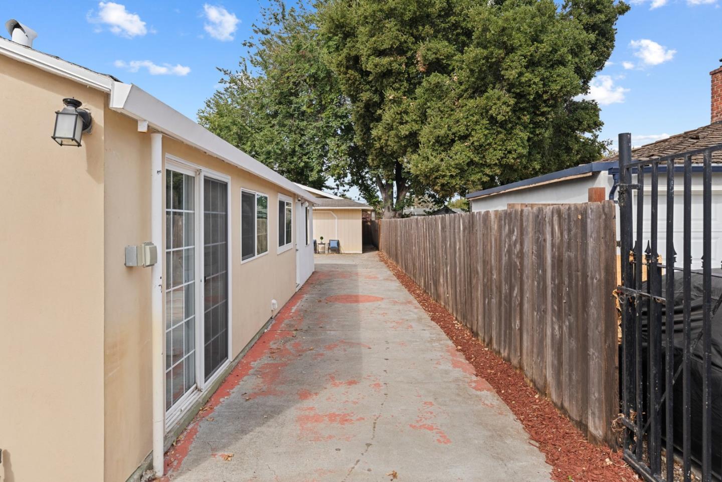 Detail Gallery Image 34 of 65 For 2301 Poplar Ave, East Palo Alto,  CA 94303 - 7 Beds | 4 Baths