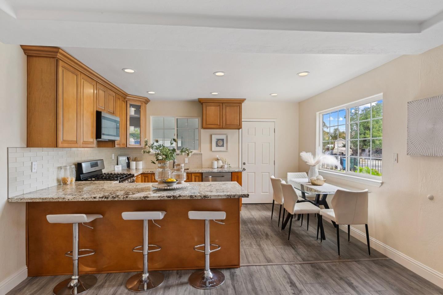 Detail Gallery Image 7 of 65 For 2301 Poplar Ave, East Palo Alto,  CA 94303 - 7 Beds | 4 Baths