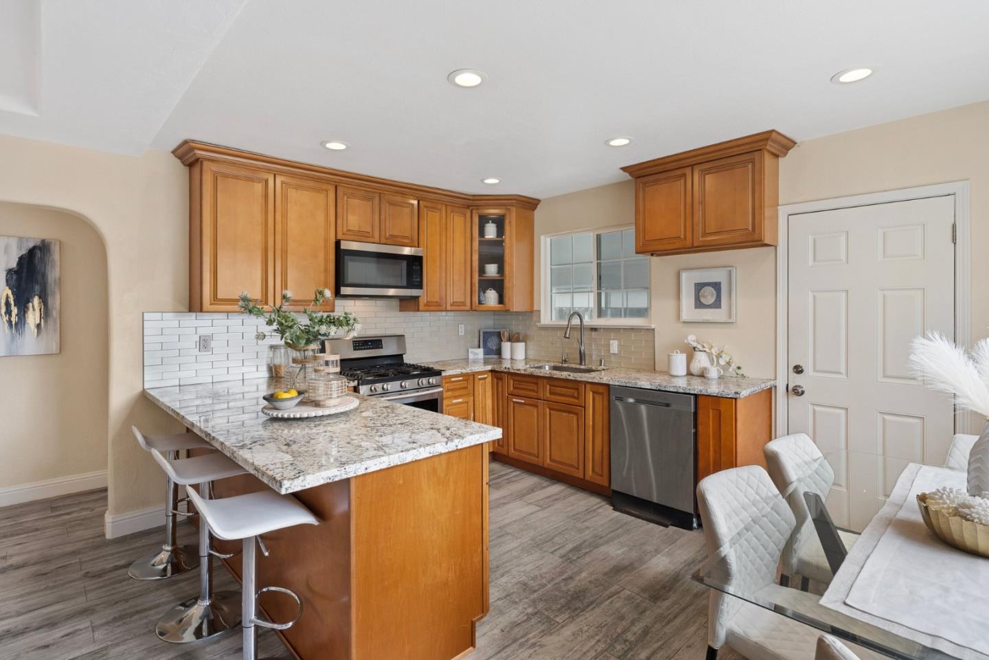 Detail Gallery Image 9 of 65 For 2301 Poplar Ave, East Palo Alto,  CA 94303 - 7 Beds | 4 Baths