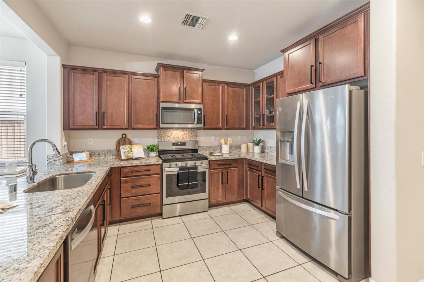Detail Gallery Image 17 of 39 For 503 Cadiz Dr, Hollister,  CA 95023 - 3 Beds | 2 Baths