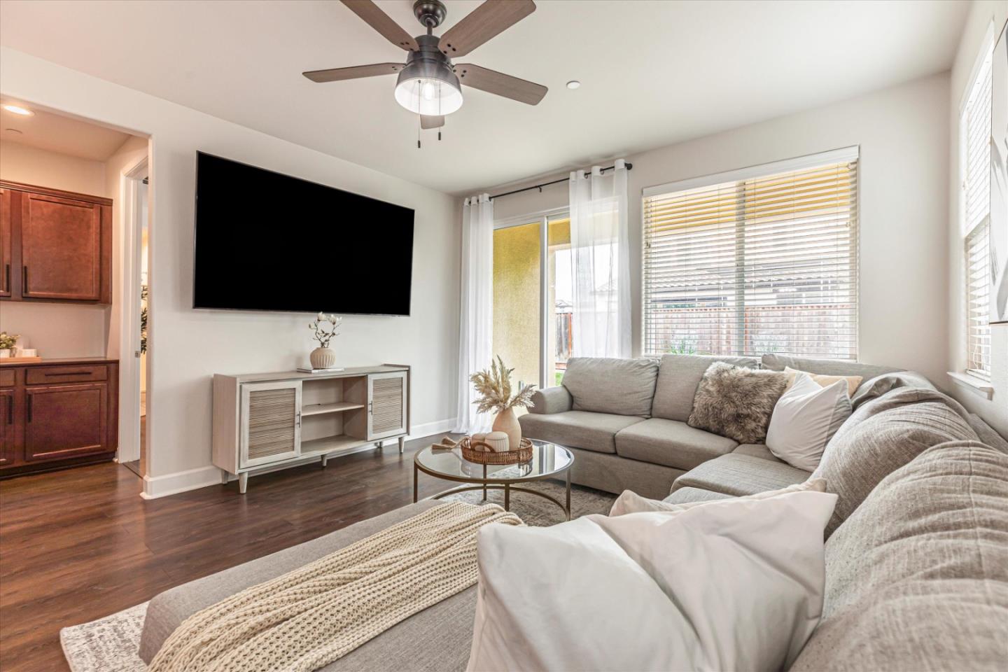 Detail Gallery Image 8 of 39 For 503 Cadiz Dr, Hollister,  CA 95023 - 3 Beds | 2 Baths
