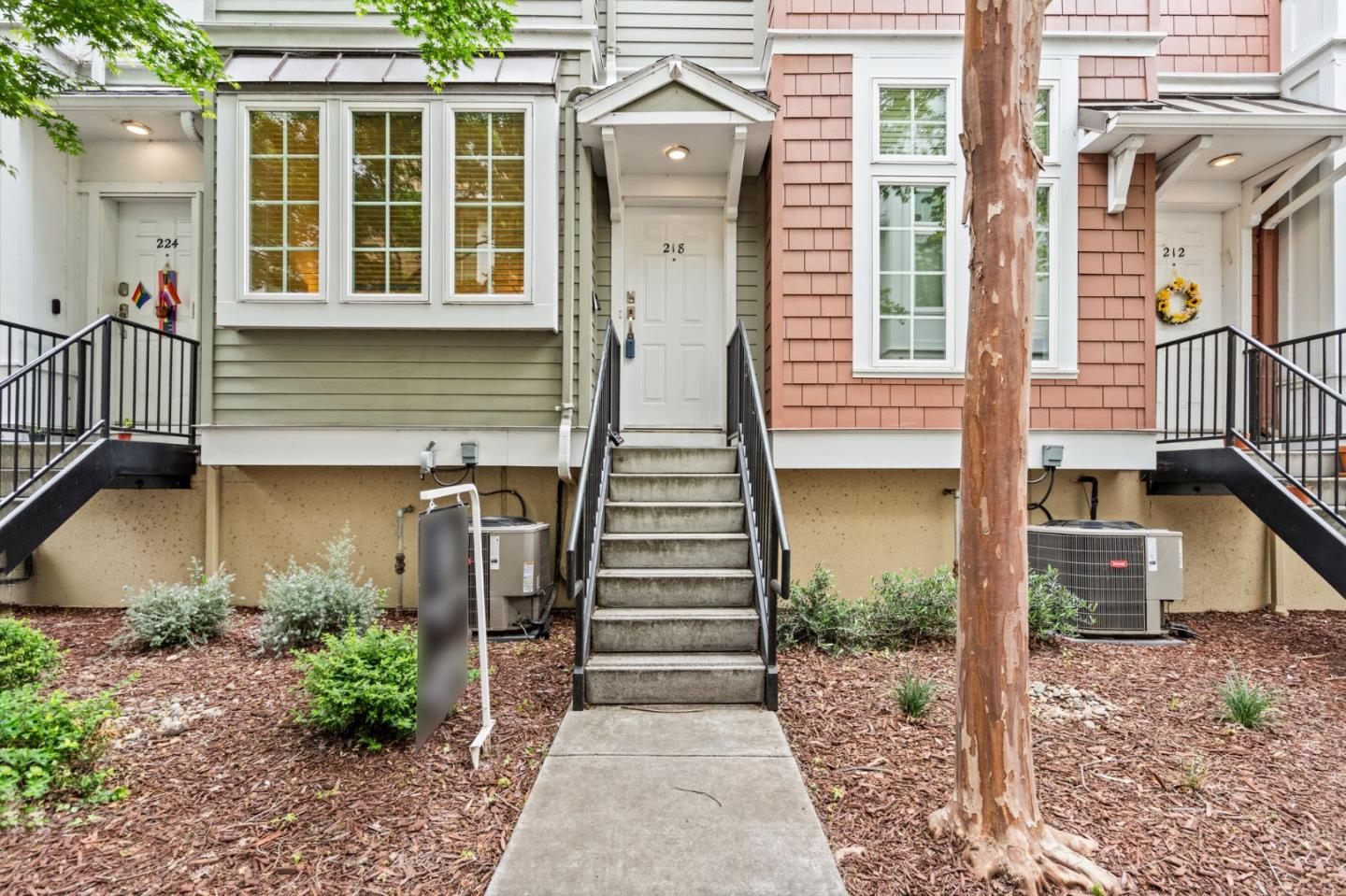 Detail Gallery Image 3 of 30 For 218 Grayson Ter, San Jose,  CA 95126 - 4 Beds | 2/1 Baths