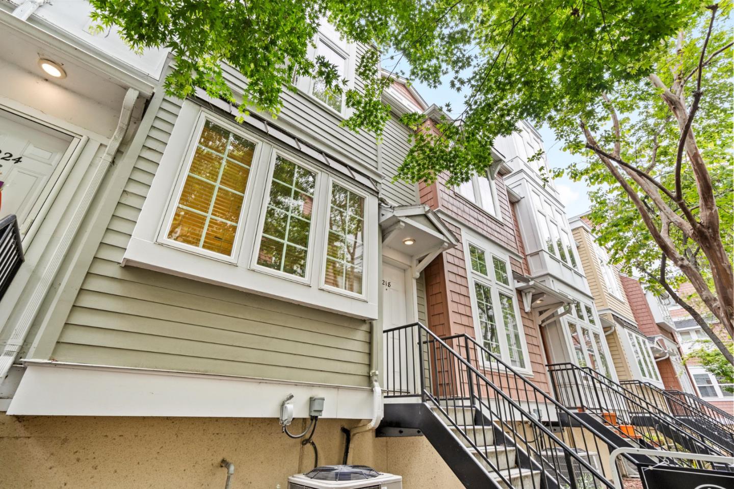 Detail Gallery Image 5 of 30 For 218 Grayson Ter, San Jose,  CA 95126 - 4 Beds | 2/1 Baths