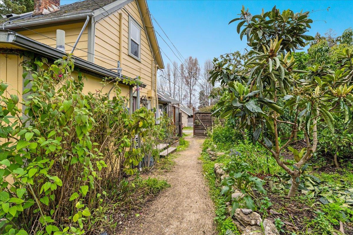 Detail Gallery Image 29 of 49 For 203 Grant St #3,  Santa Cruz,  CA 95060 - 4 Beds | 2 Baths
