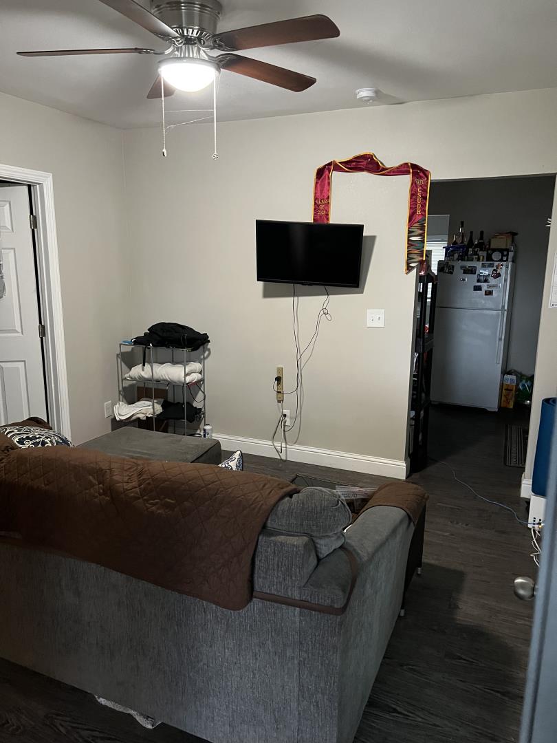 Detail Gallery Image 2 of 10 For 3231 E Townsend, Fresno,  CA 93702 - 2 Beds | 1 Baths