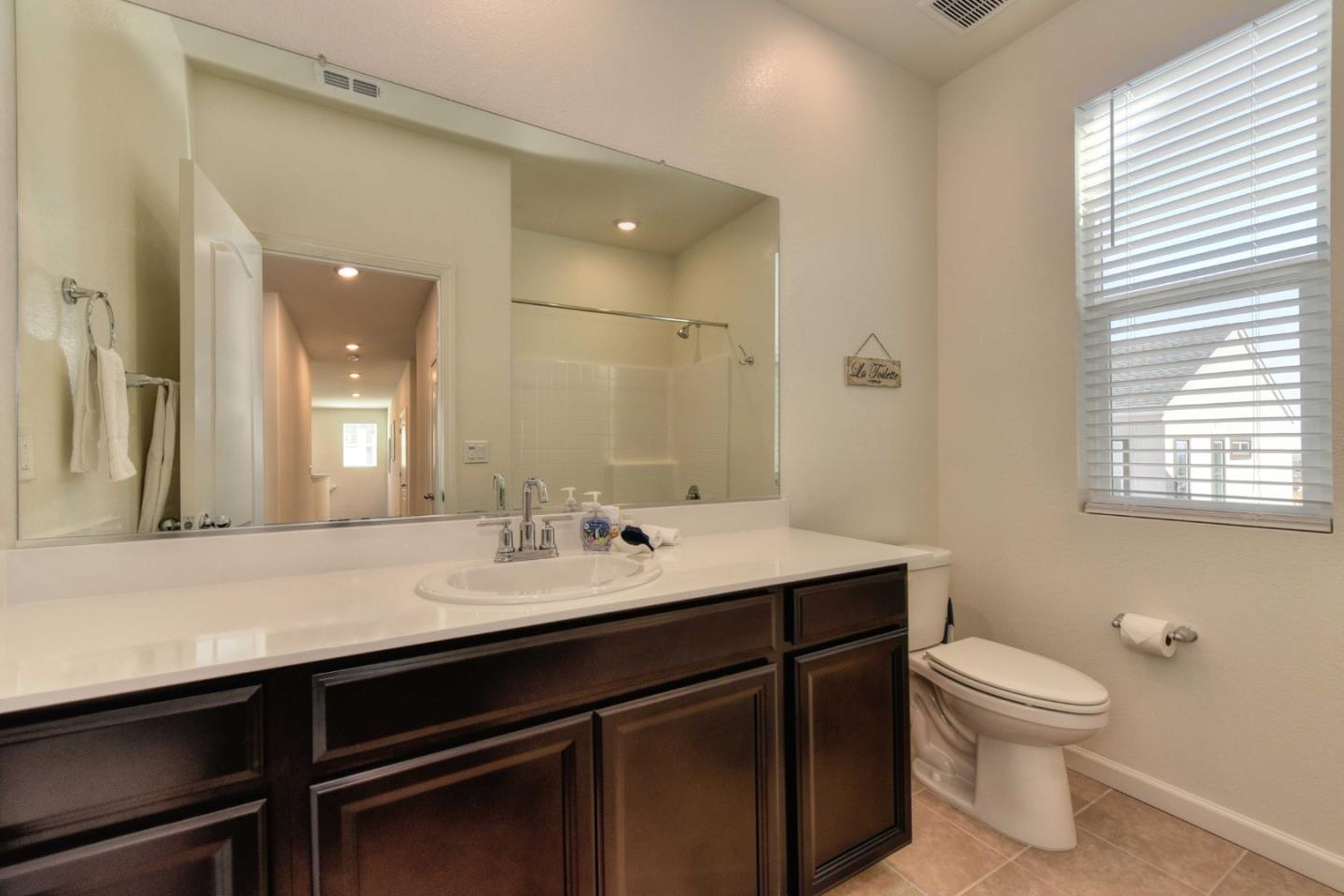 Detail Gallery Image 12 of 19 For 3304 Sunny Gate Ln, Folsom,  CA 95630 - 3 Beds | 2/1 Baths