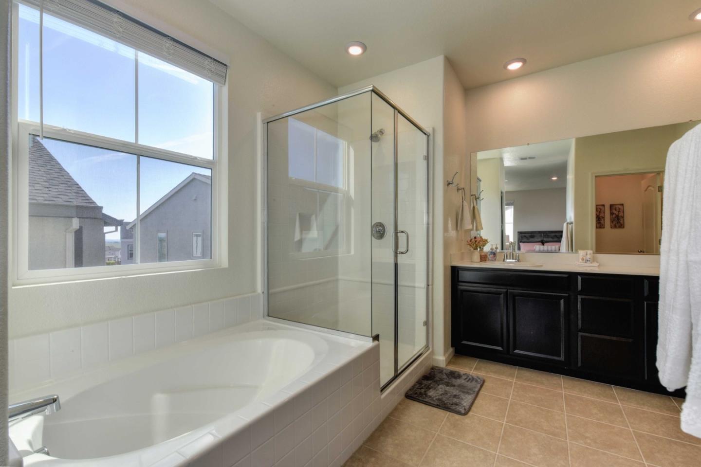 Detail Gallery Image 13 of 19 For 3304 Sunny Gate Ln, Folsom,  CA 95630 - 3 Beds | 2/1 Baths