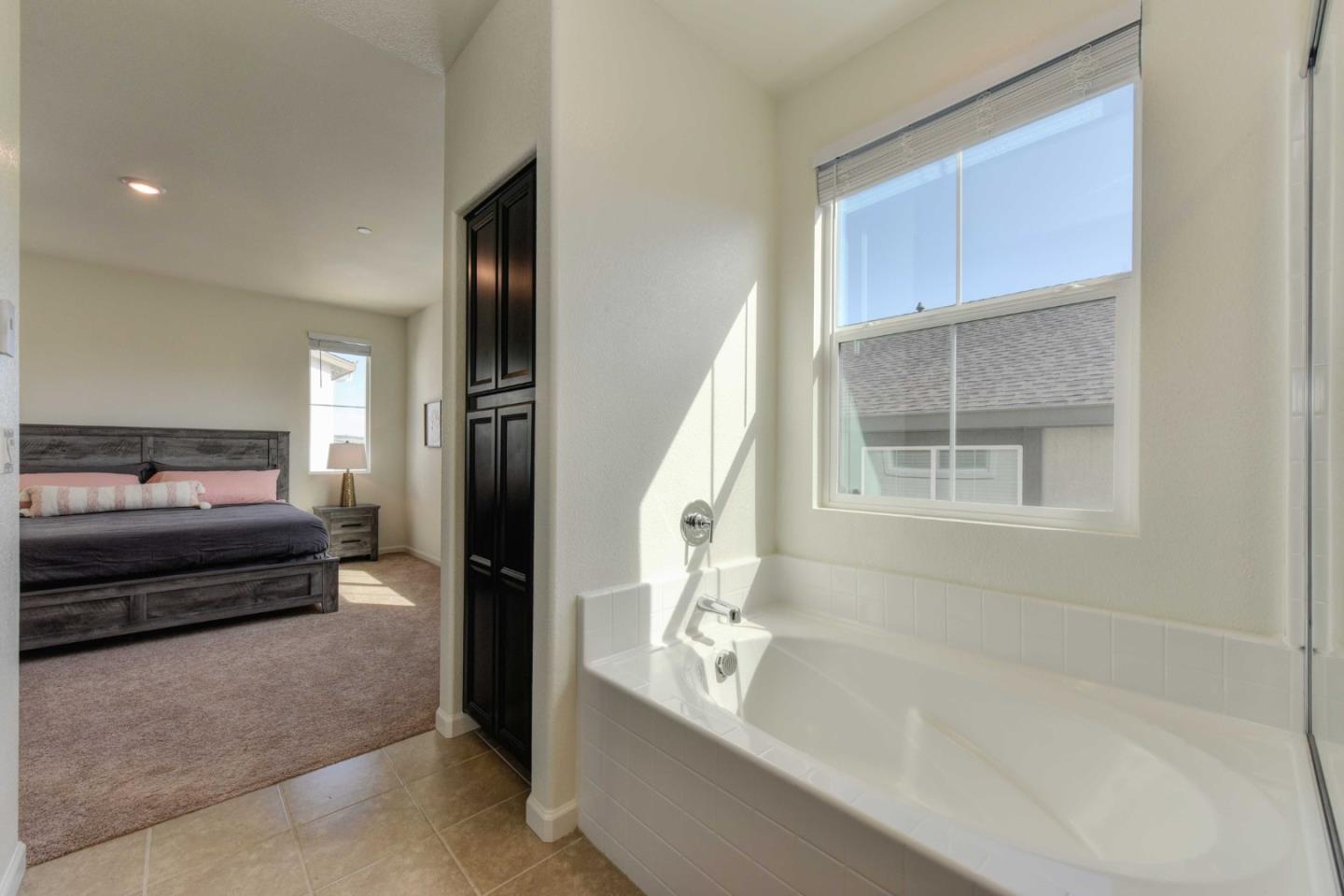 Detail Gallery Image 14 of 19 For 3304 Sunny Gate Ln, Folsom,  CA 95630 - 3 Beds | 2/1 Baths