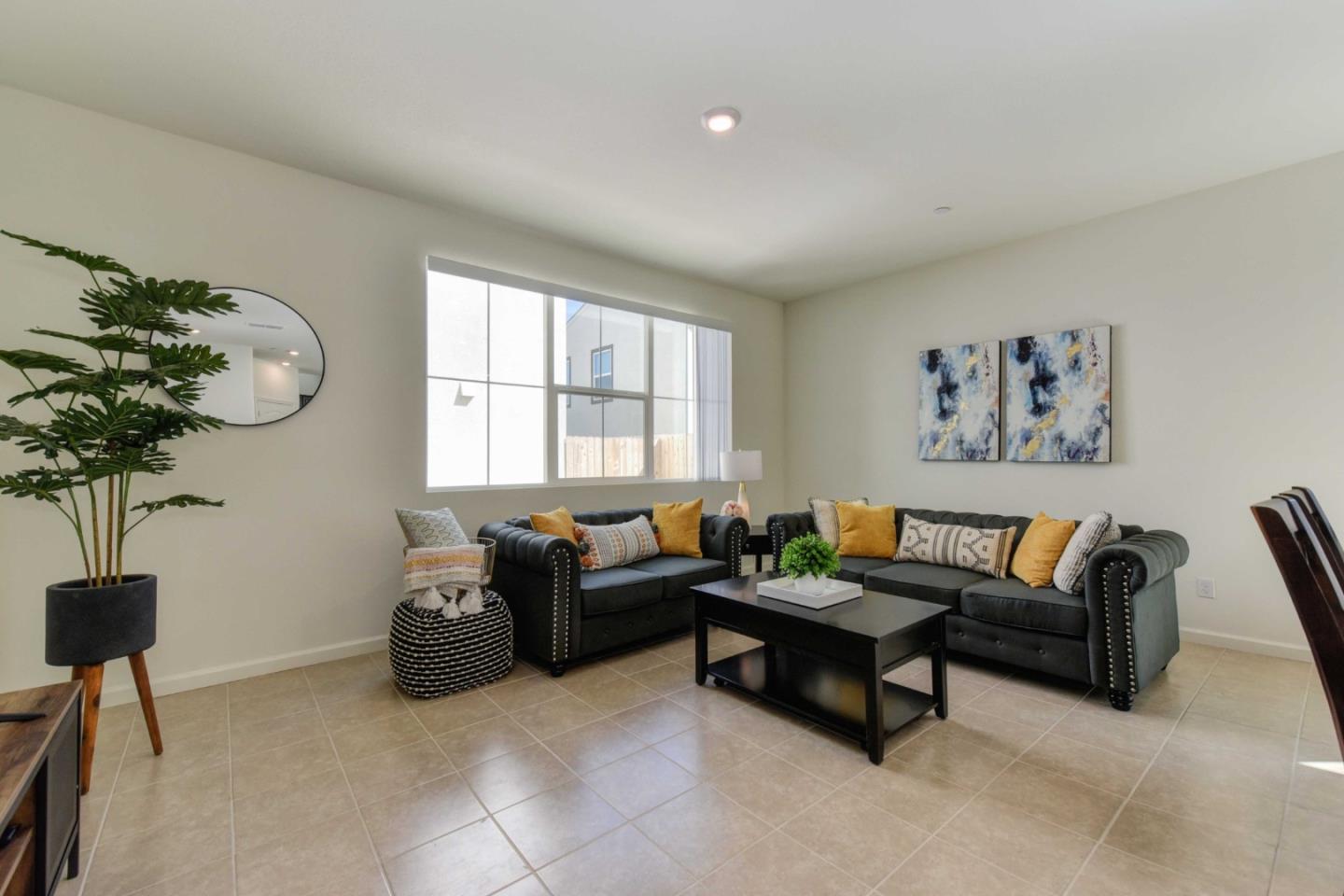 Detail Gallery Image 2 of 19 For 3304 Sunny Gate Ln, Folsom,  CA 95630 - 3 Beds | 2/1 Baths