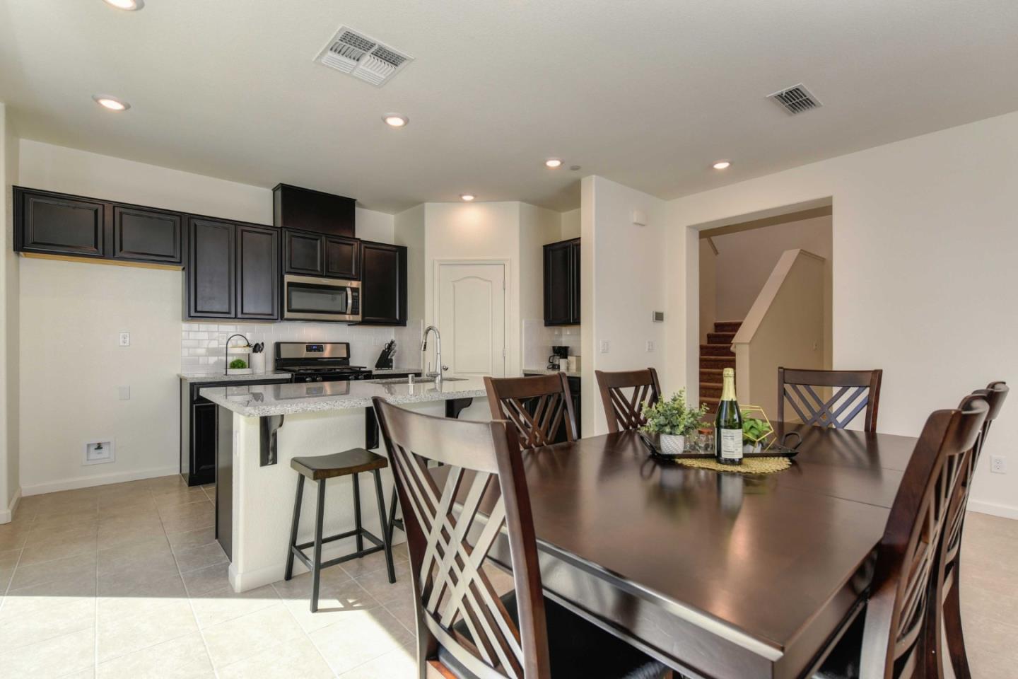 Detail Gallery Image 3 of 19 For 3304 Sunny Gate Ln, Folsom,  CA 95630 - 3 Beds | 2/1 Baths