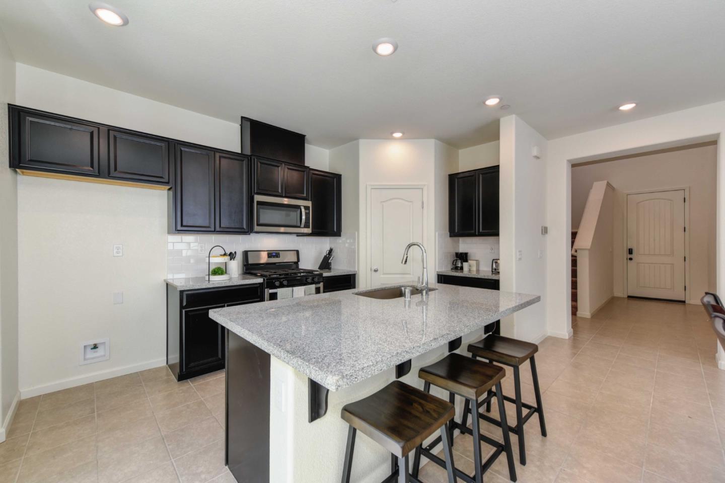 Detail Gallery Image 4 of 19 For 3304 Sunny Gate Ln, Folsom,  CA 95630 - 3 Beds | 2/1 Baths