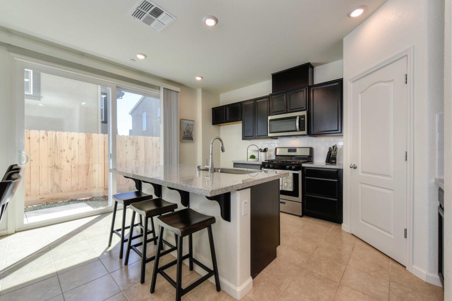 Detail Gallery Image 5 of 19 For 3304 Sunny Gate Ln, Folsom,  CA 95630 - 3 Beds | 2/1 Baths