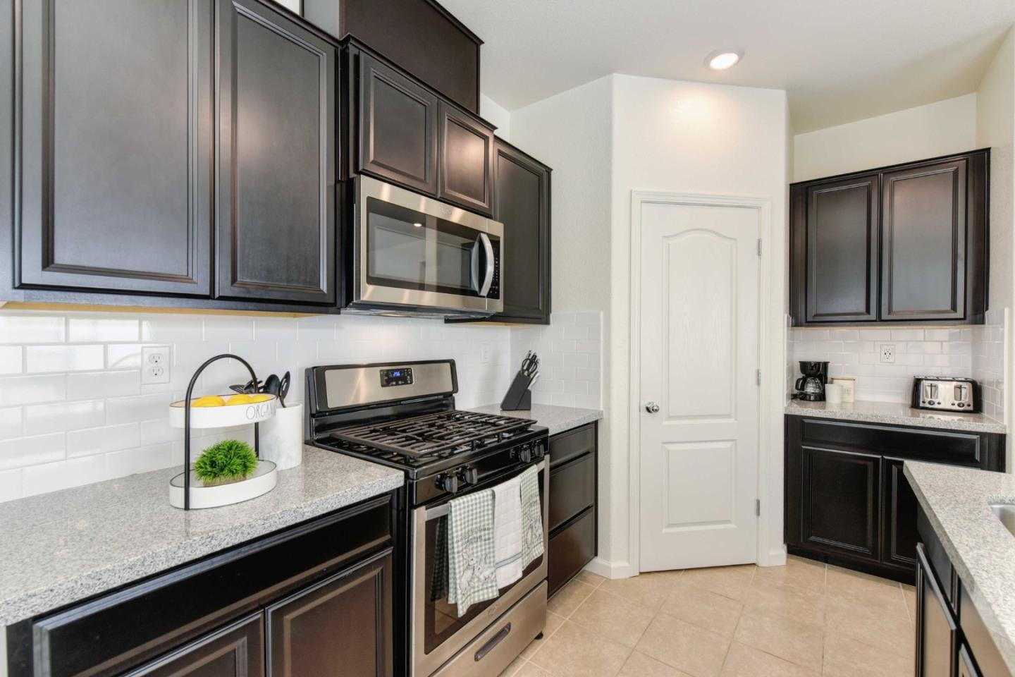 Detail Gallery Image 6 of 19 For 3304 Sunny Gate Ln, Folsom,  CA 95630 - 3 Beds | 2/1 Baths