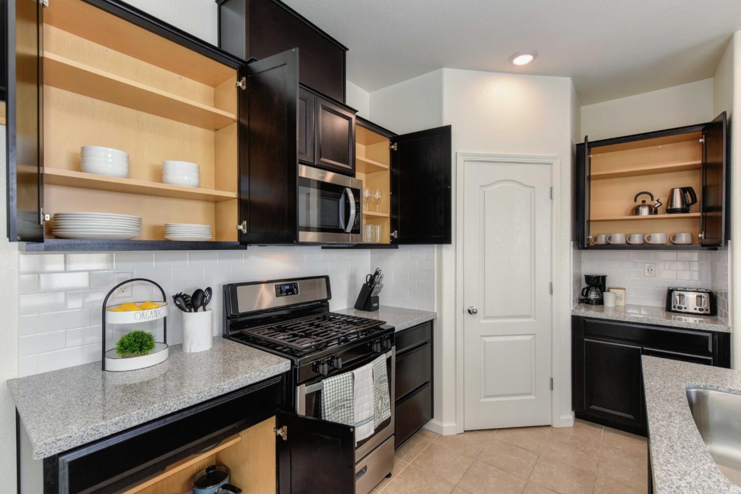Detail Gallery Image 7 of 19 For 3304 Sunny Gate Ln, Folsom,  CA 95630 - 3 Beds | 2/1 Baths