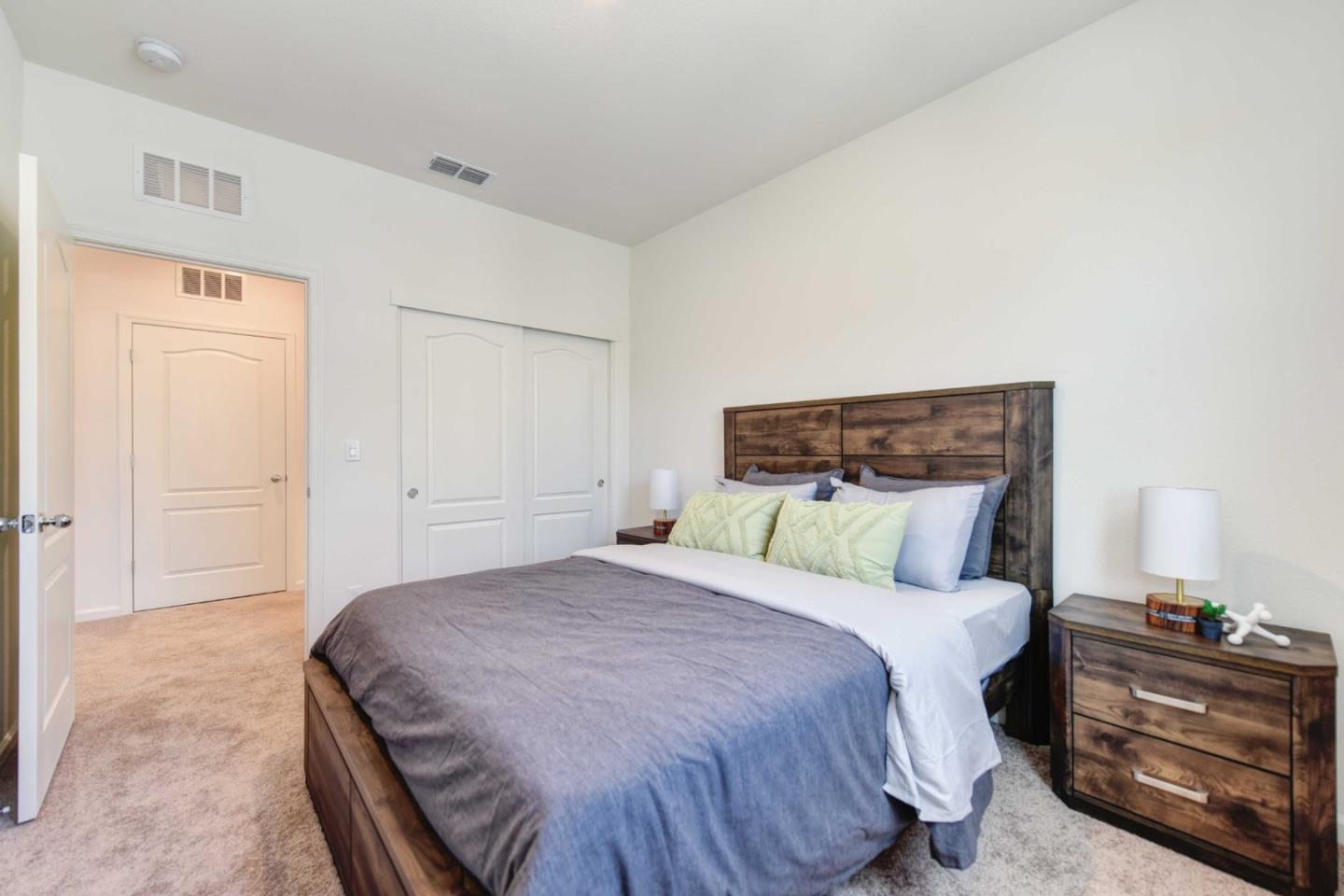 Detail Gallery Image 9 of 19 For 3304 Sunny Gate Ln, Folsom,  CA 95630 - 3 Beds | 2/1 Baths