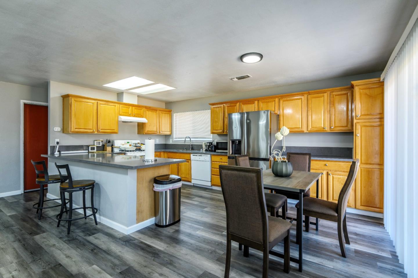 Detail Gallery Image 5 of 23 For 8617 Lodestone Cir, Elk Grove,  CA 95624 - 4 Beds | 2 Baths