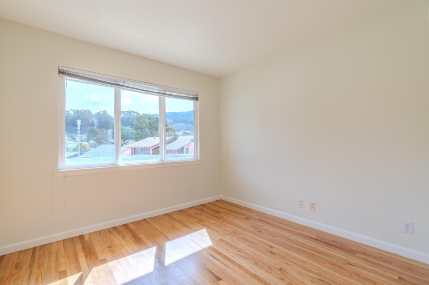 Detail Gallery Image 11 of 21 For 22 Tioga Way, Pacifica,  CA 94044 - 3 Beds | 3 Baths