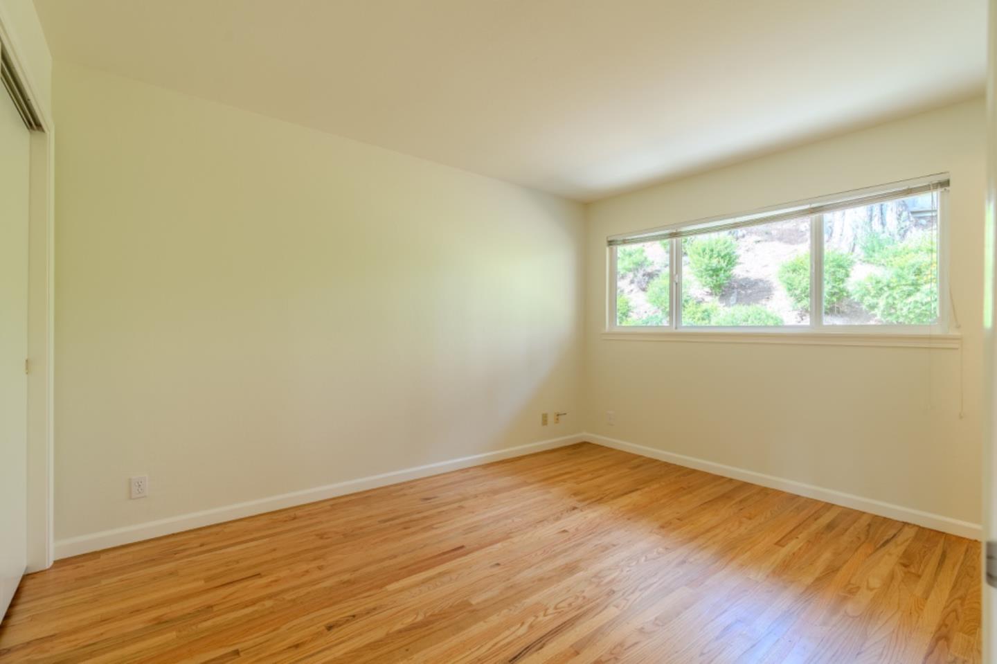 Detail Gallery Image 12 of 21 For 22 Tioga Way, Pacifica,  CA 94044 - 3 Beds | 3 Baths
