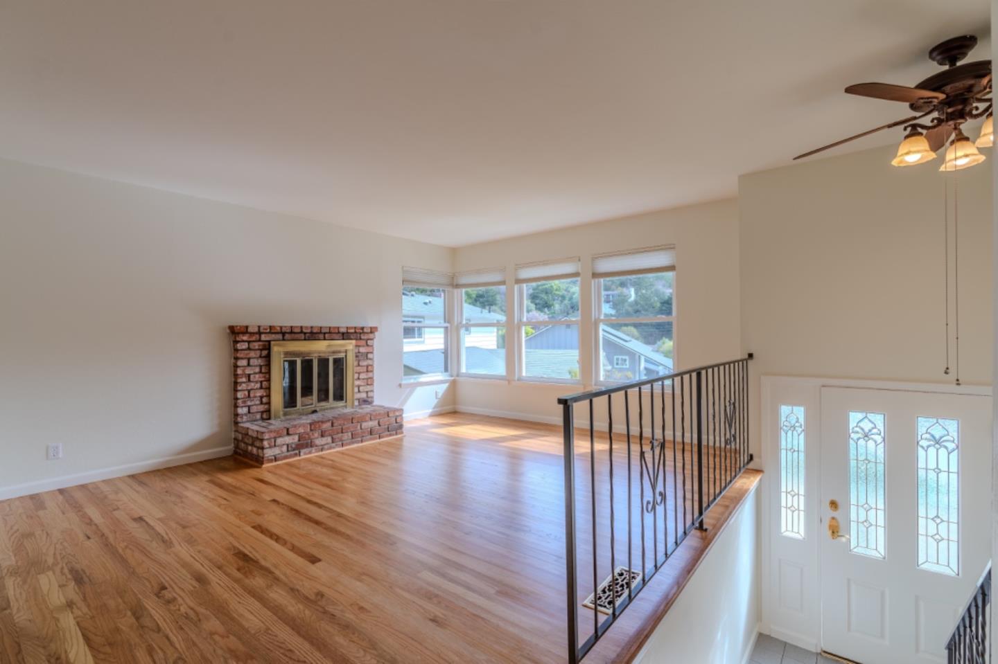 Detail Gallery Image 2 of 21 For 22 Tioga Way, Pacifica,  CA 94044 - 3 Beds | 3 Baths