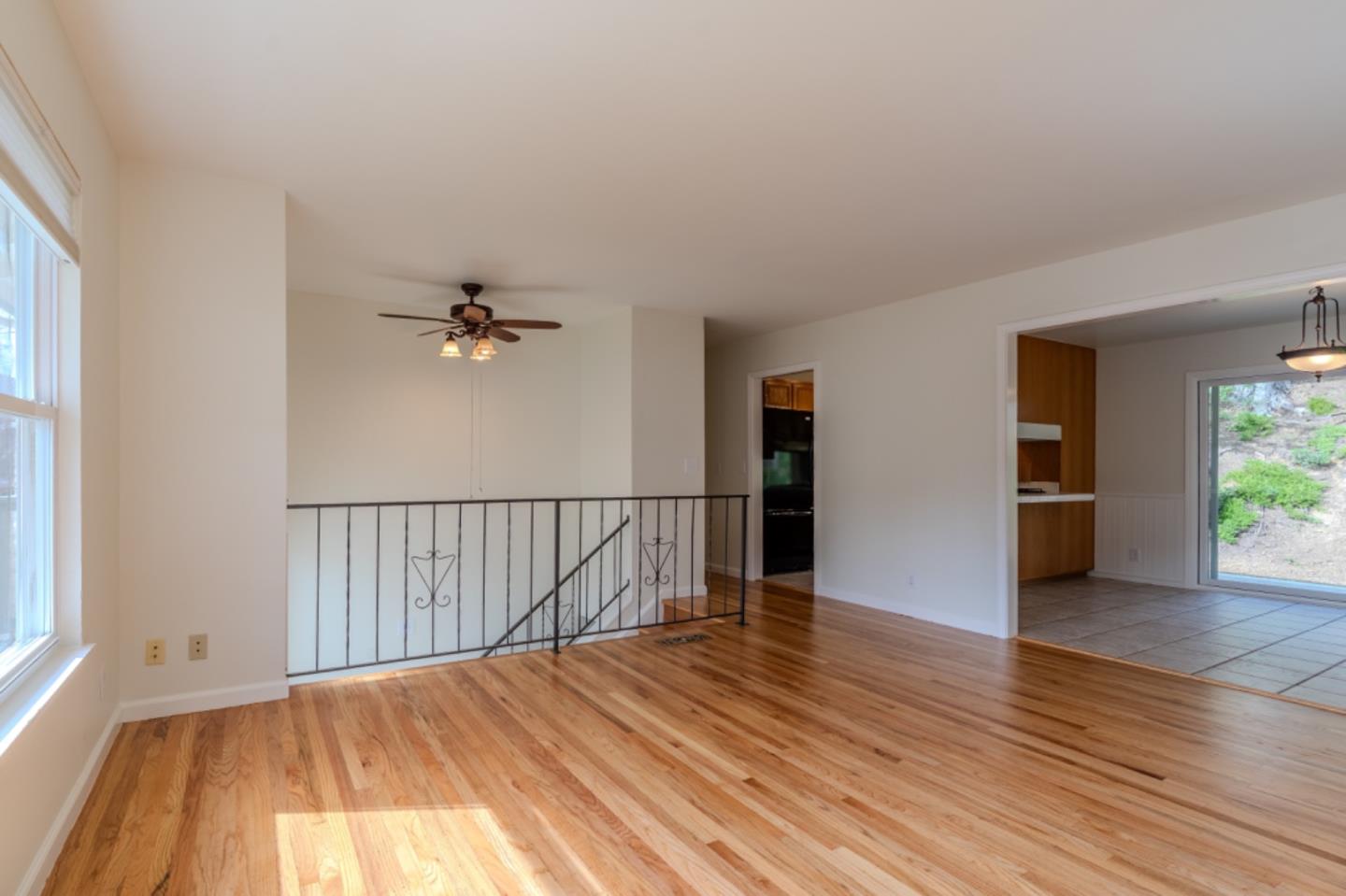 Detail Gallery Image 4 of 21 For 22 Tioga Way, Pacifica,  CA 94044 - 3 Beds | 3 Baths
