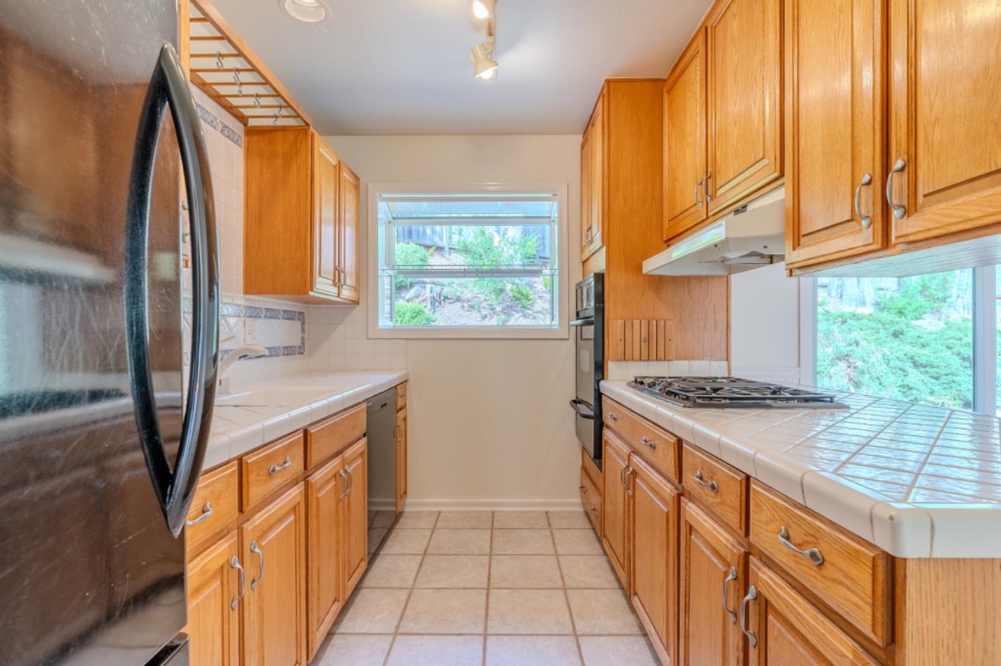 Detail Gallery Image 5 of 21 For 22 Tioga Way, Pacifica,  CA 94044 - 3 Beds | 3 Baths