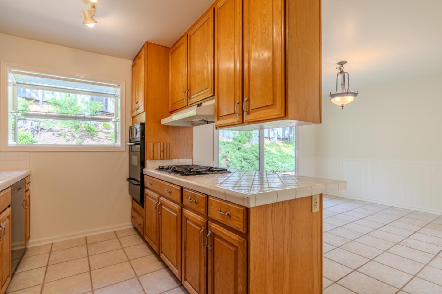 Detail Gallery Image 6 of 21 For 22 Tioga Way, Pacifica,  CA 94044 - 3 Beds | 3 Baths