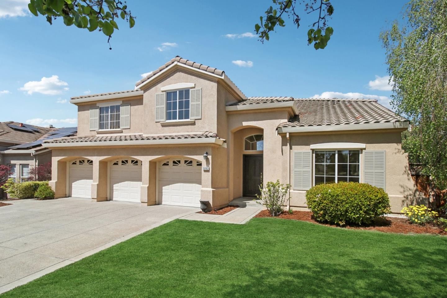 Detail Gallery Image 2 of 59 For 5183 Apennines Cir, San Jose,  CA 95138 - 5 Beds | 3 Baths