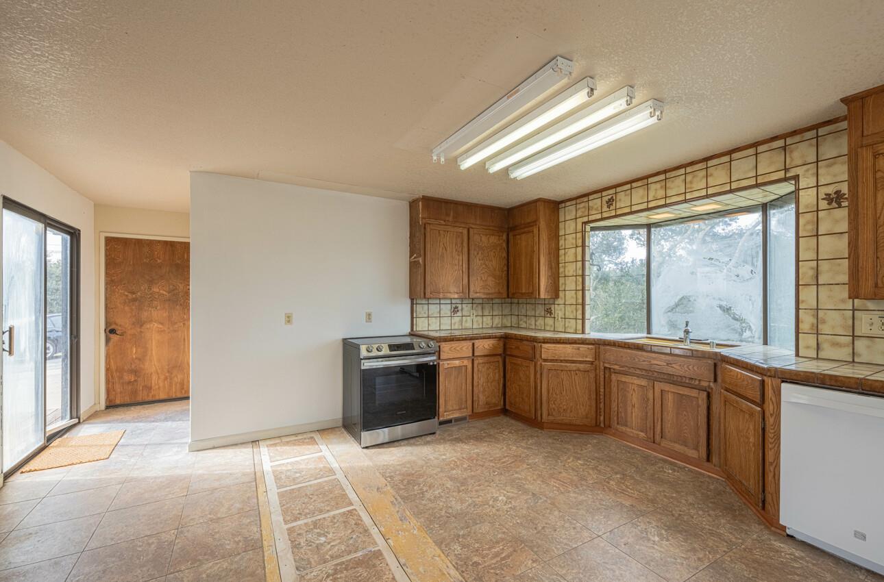 Detail Gallery Image 14 of 36 For 9066 Coker Rd, Salinas,  CA 93907 - 3 Beds | 2/1 Baths