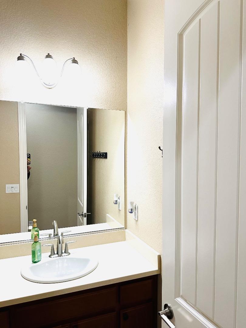 Detail Gallery Image 9 of 20 For 986 W Woodward Ave, Manteca,  CA 95337 - 4 Beds | 2 Baths