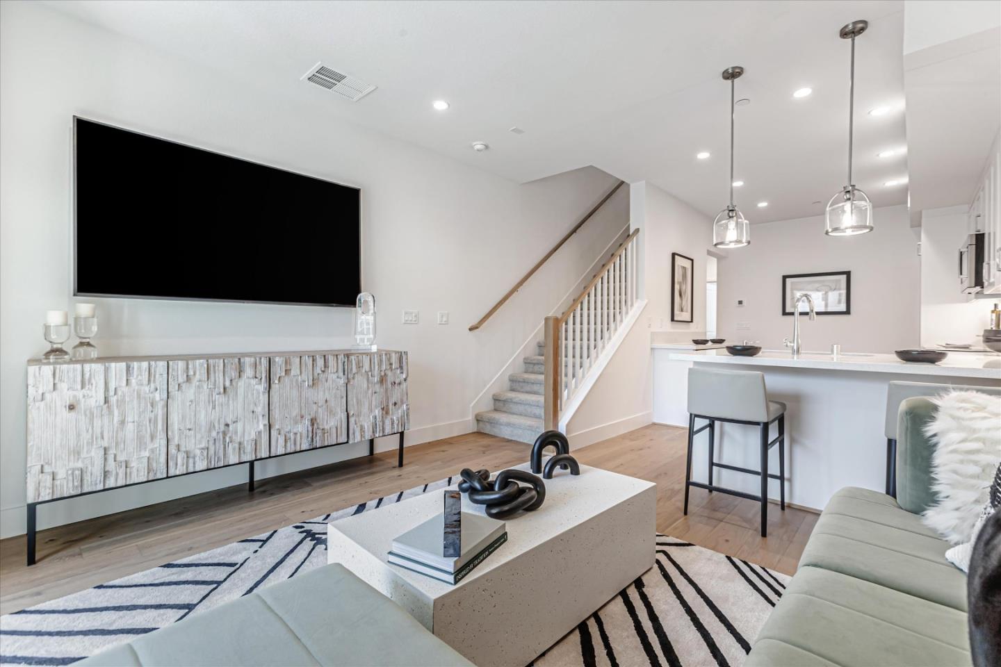 Detail Gallery Image 2 of 12 For 142 Oak Cir, Walnut Creek,  CA 94597 - 3 Beds | 3 Baths