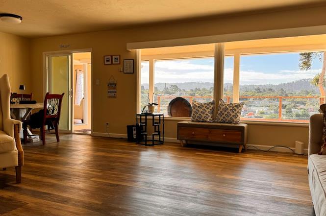 Detail Gallery Image 10 of 19 For 950 Portola Dr, Monterey,  CA 93940 - 3 Beds | 2 Baths