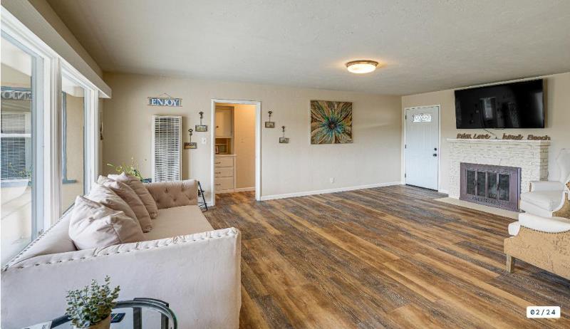 Detail Gallery Image 3 of 19 For 950 Portola Dr, Monterey,  CA 93940 - 3 Beds | 2 Baths