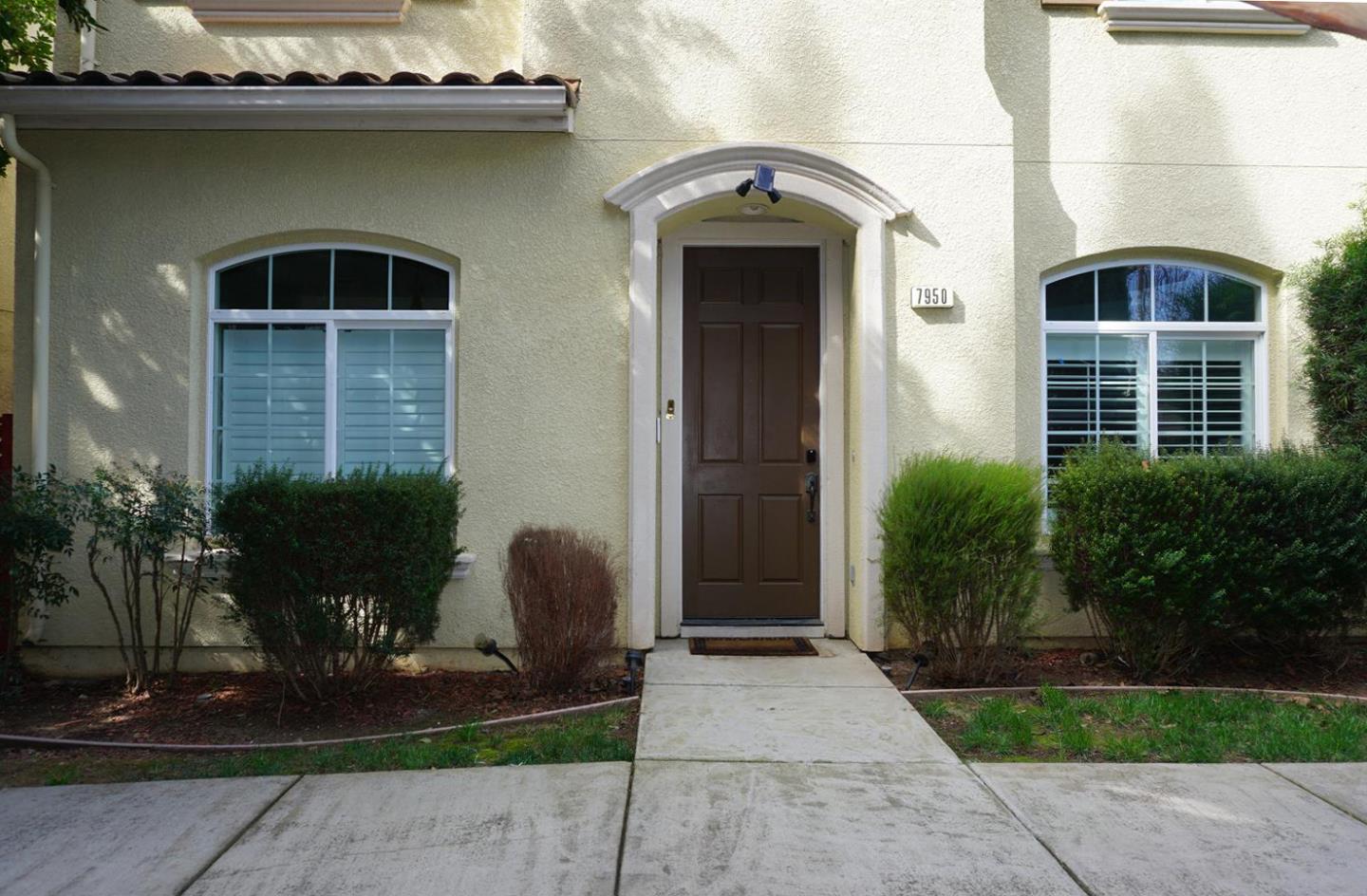 Detail Gallery Image 2 of 46 For 7950 English Oak Cir, Gilroy,  CA 95020 - 3 Beds | 2/1 Baths
