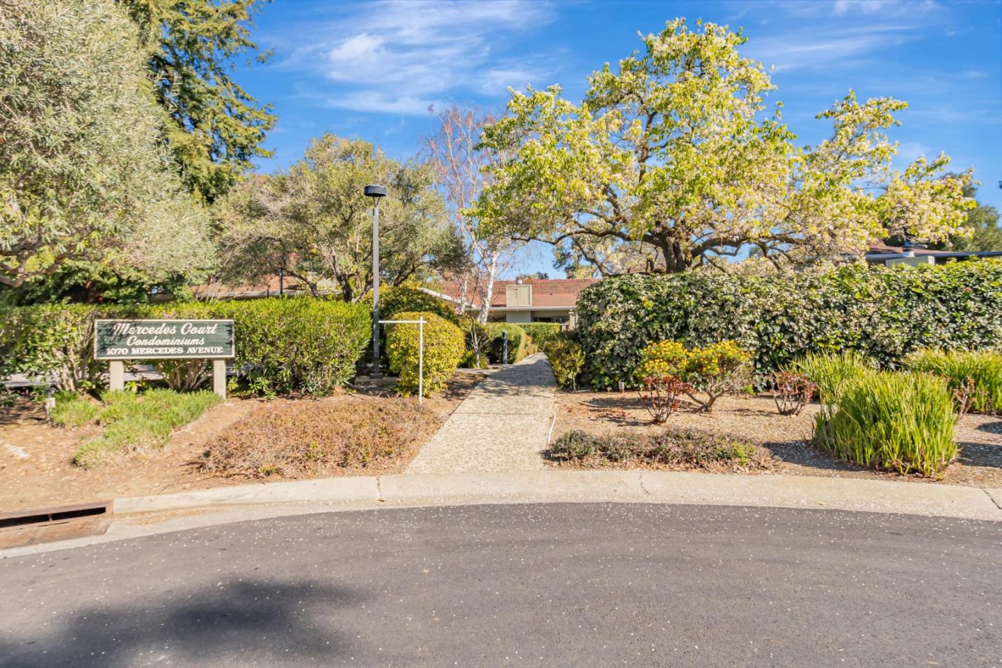 Detail Gallery Image 2 of 43 For 1070 Mercedes Ave #8,  Los Altos,  CA 94022 - 2 Beds | 2 Baths