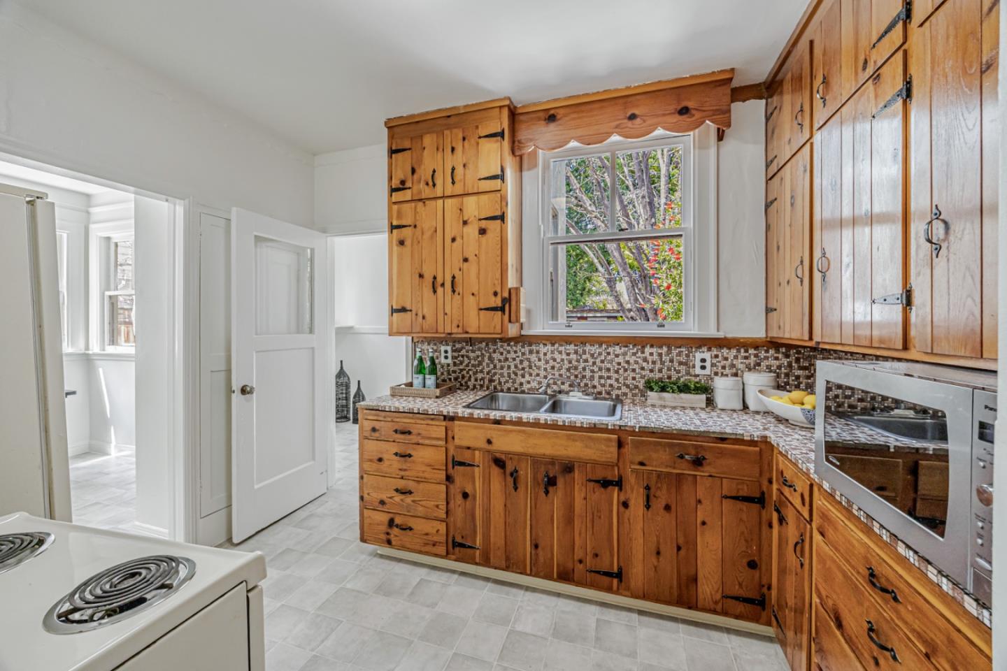 Detail Gallery Image 11 of 34 For 470 Matadero Ave, Palo Alto,  CA 94306 - 2 Beds | 1 Baths