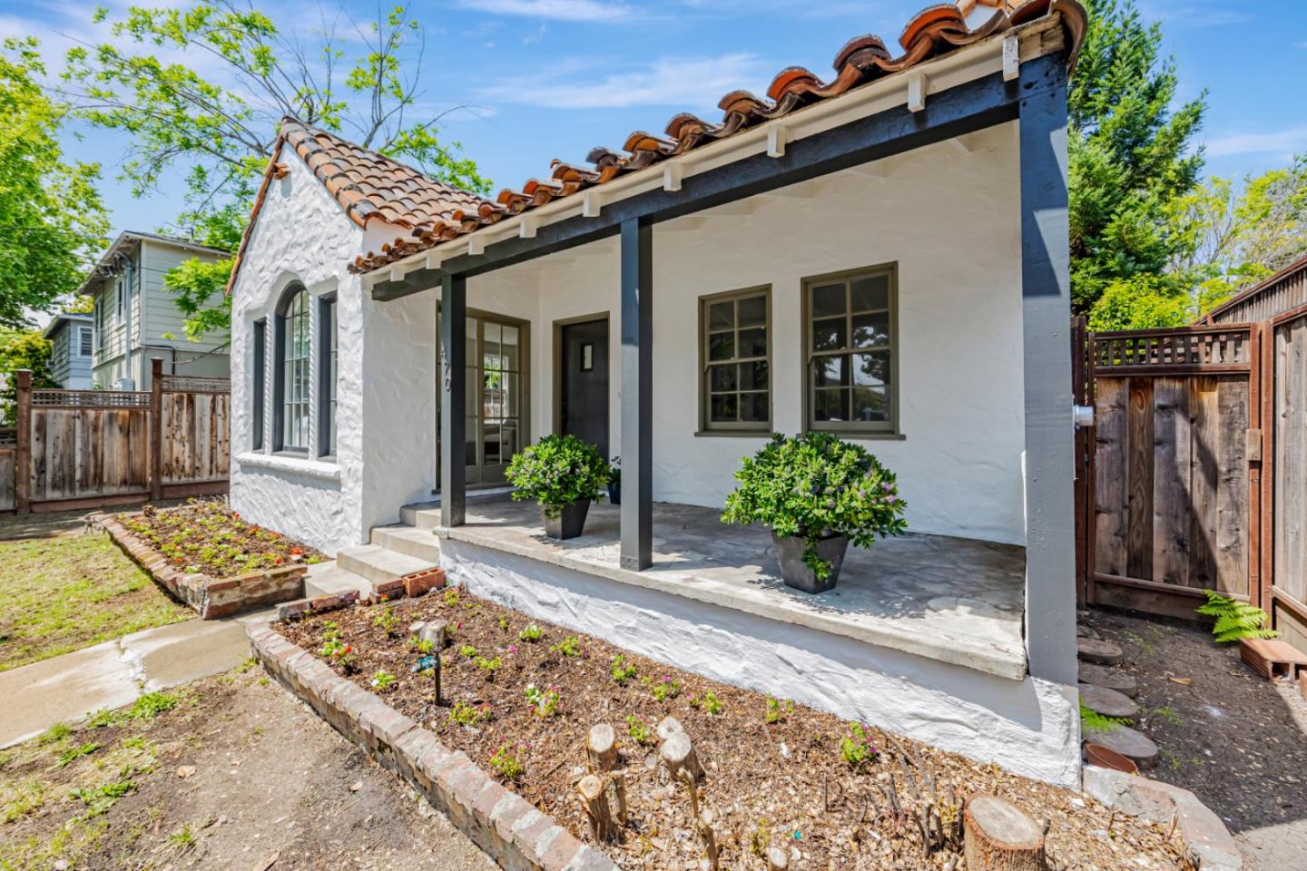 Detail Gallery Image 3 of 34 For 470 Matadero Ave, Palo Alto,  CA 94306 - 2 Beds | 1 Baths