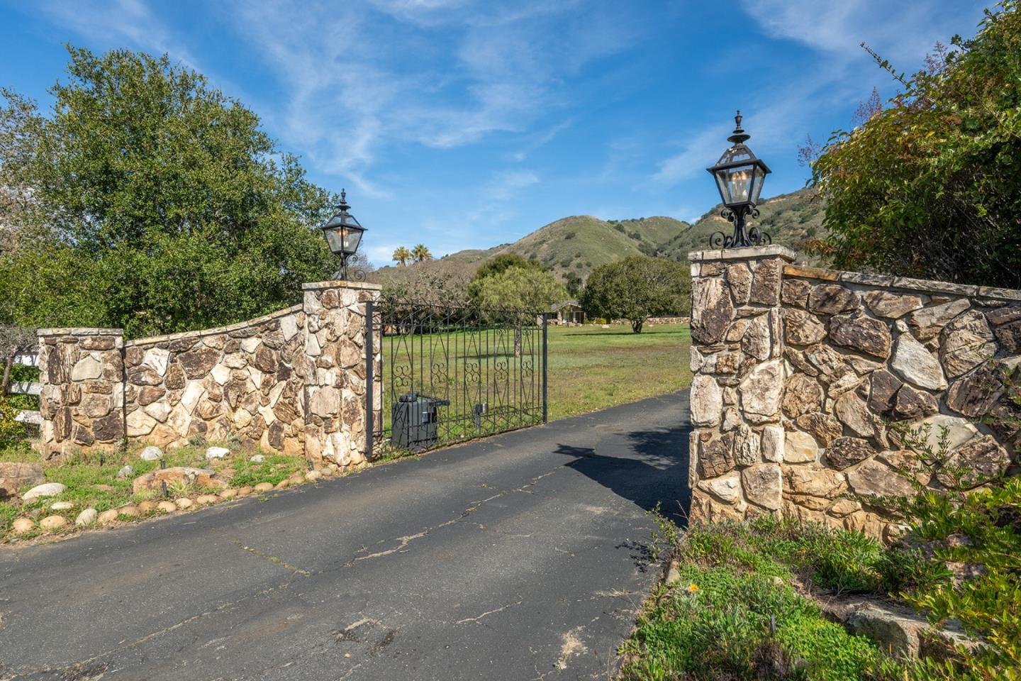 Detail Gallery Image 5 of 39 For 10 Ring Ln, Carmel Valley,  CA 93924 - 5 Beds | 4 Baths