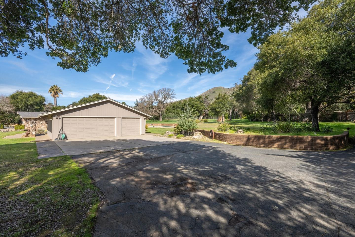Detail Gallery Image 6 of 39 For 10 Ring Ln, Carmel Valley,  CA 93924 - 5 Beds | 4 Baths