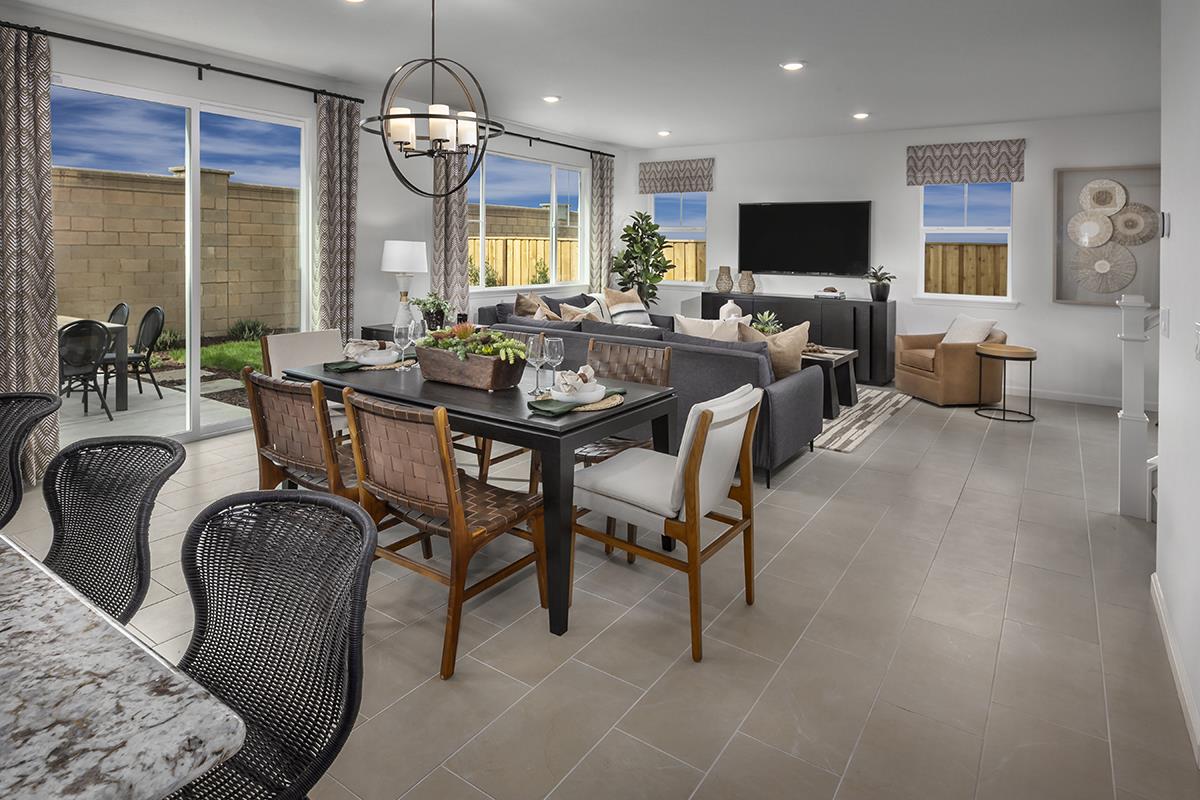 Detail Gallery Image 4 of 13 For 2231 Daisy Dr, Hollister,  CA 95023 - 4 Beds | 2/1 Baths