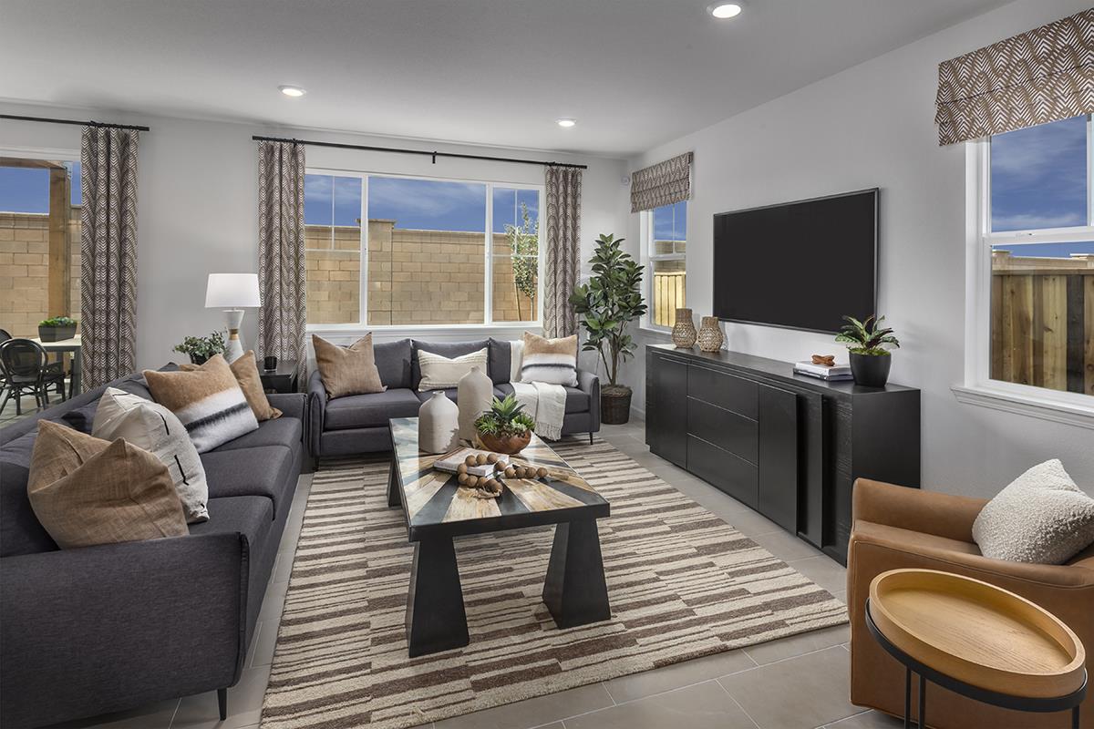 Detail Gallery Image 6 of 13 For 2231 Daisy Dr, Hollister,  CA 95023 - 4 Beds | 2/1 Baths