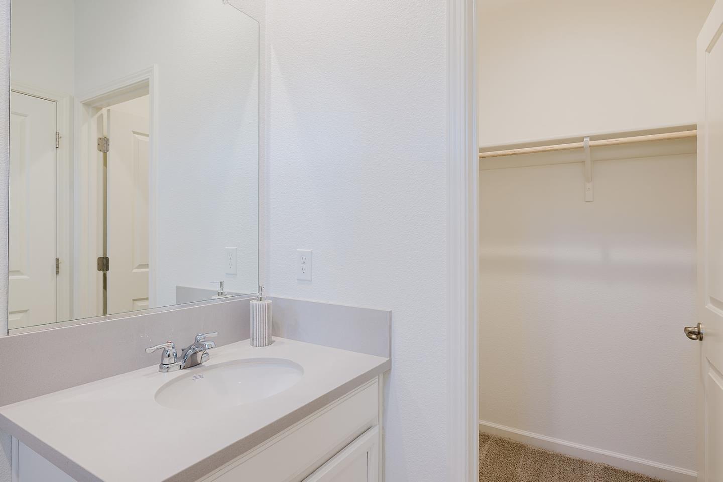 Detail Gallery Image 9 of 59 For 775 Appaloosa Way, Hollister,  CA 95023 - 5 Beds | 3/1 Baths