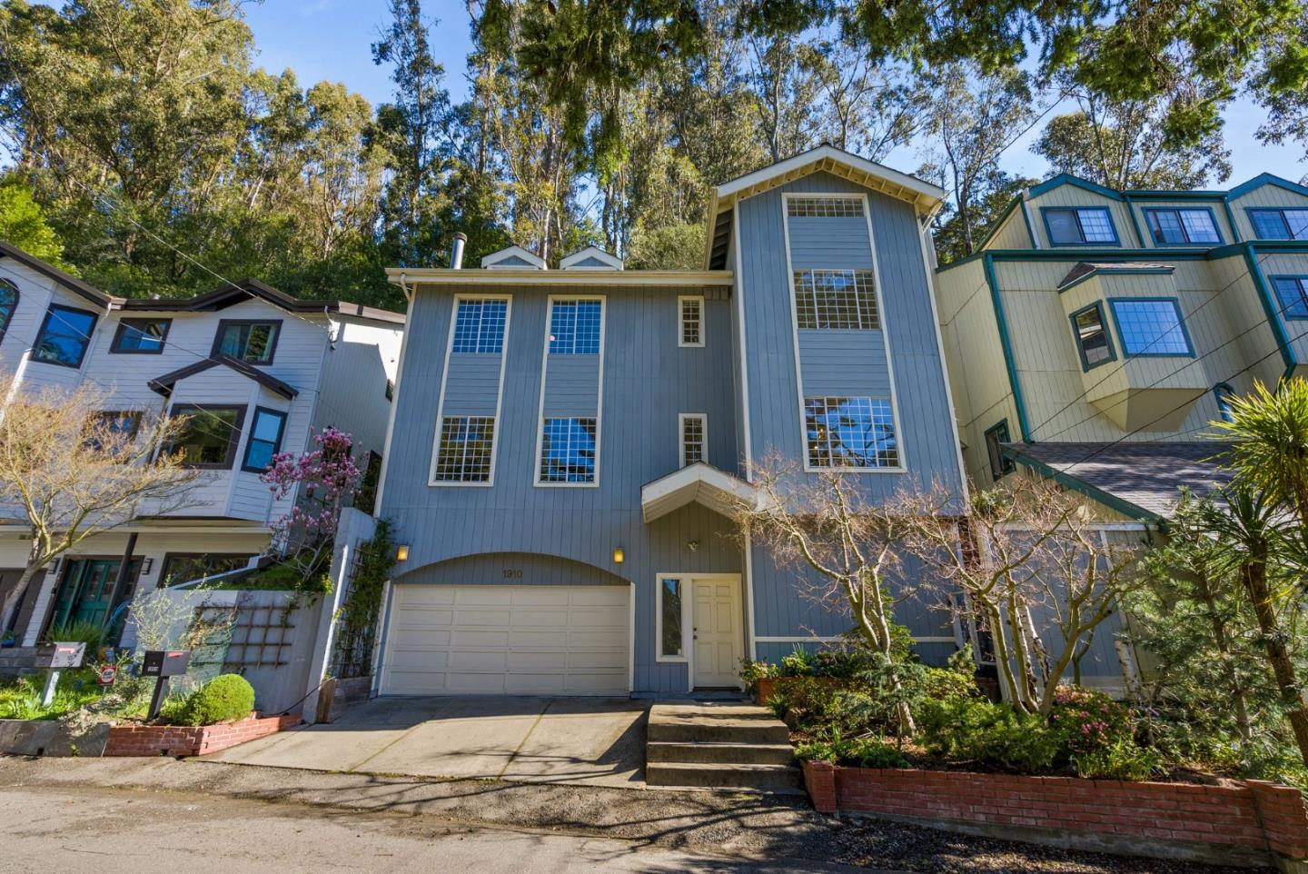 Detail Gallery Image 2 of 45 For 1910 Arrowhead Dr, Oakland,  CA 94611 - 3 Beds | 2/1 Baths