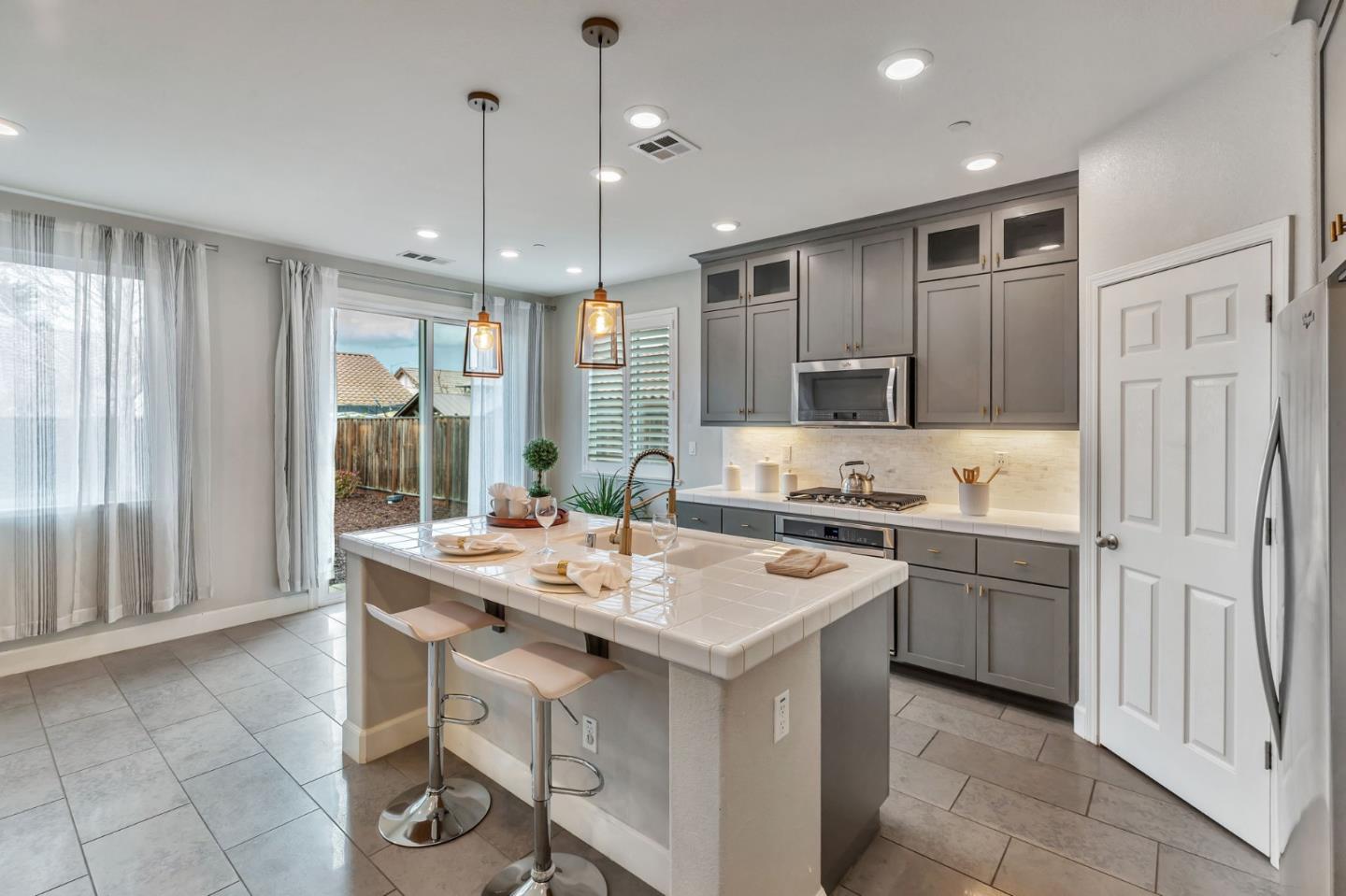 Detail Gallery Image 15 of 48 For 1216 Steinbeck Dr, Hollister,  CA 95023 - 3 Beds | 2 Baths