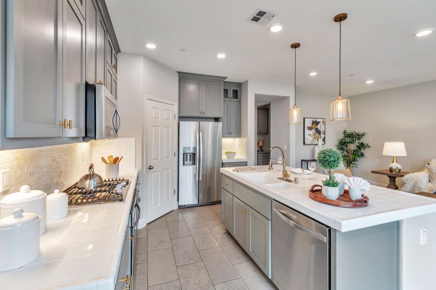 Detail Gallery Image 17 of 48 For 1216 Steinbeck Dr, Hollister,  CA 95023 - 3 Beds | 2 Baths