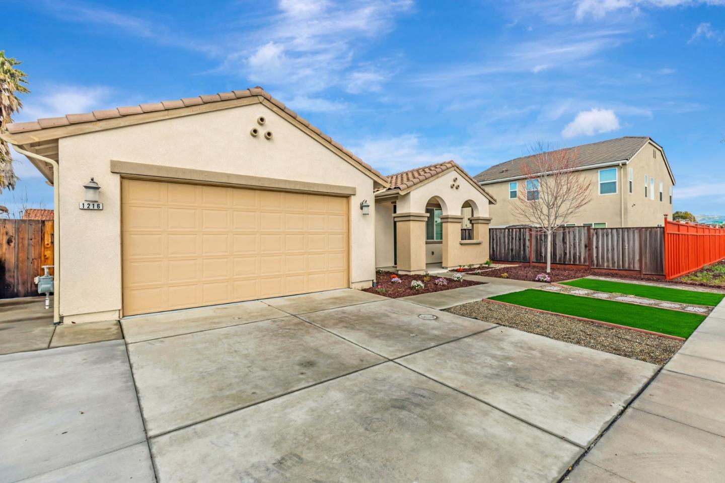 Detail Gallery Image 2 of 48 For 1216 Steinbeck Dr, Hollister,  CA 95023 - 3 Beds | 2 Baths